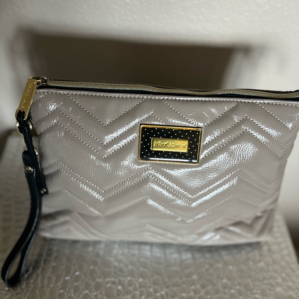 BETSY JOHNSON QUILTED ZIG ZAG DESIGN WRISTLET/CLUTCH BAG IN TAUPE FAUX LEATHER